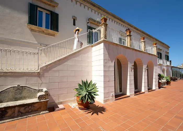 Isola Charm B&B - A Historic Villa Near Punta Del Pero Beach