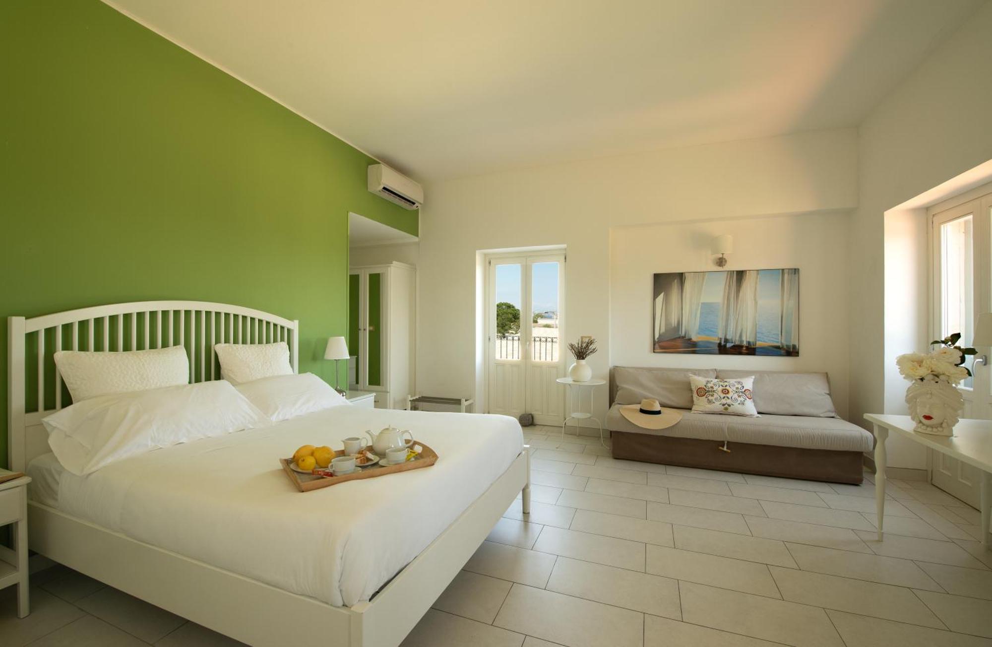 Bed & Breakfast Isola Charm - A Historic Near Punta Del Pero