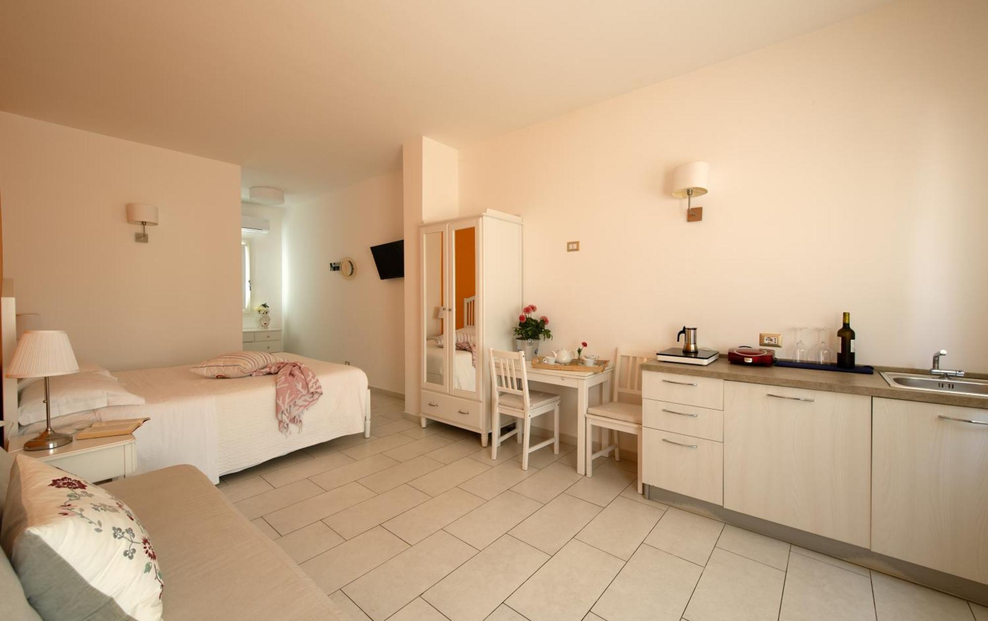 Isola Charm - A Historic Near Punta Del Pero Bed & Breakfast