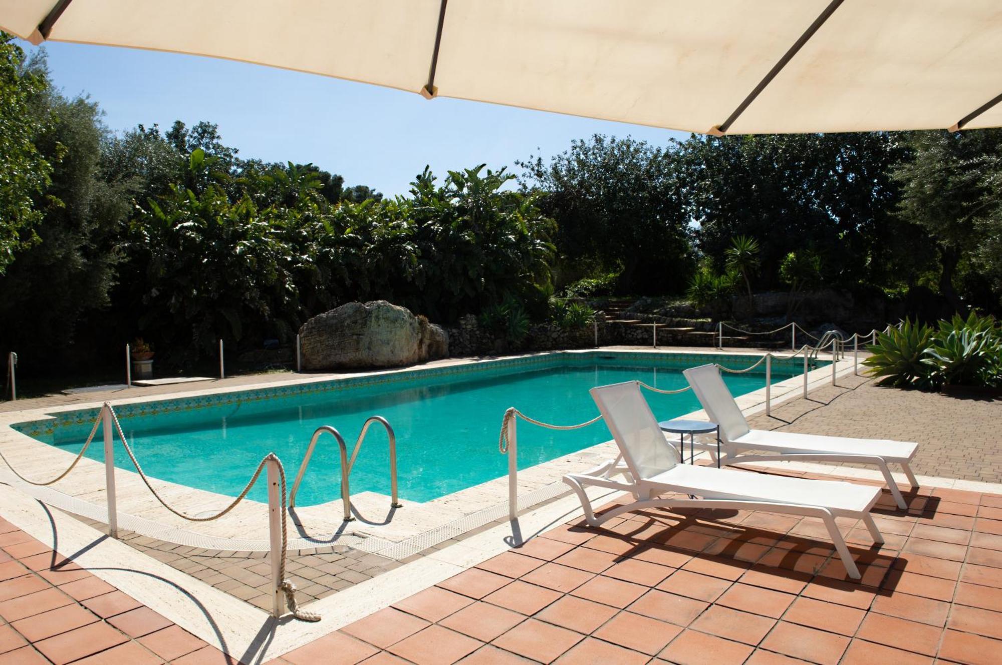 Isola Charm - A Historic Near Punta Del Pero Bed & Breakfast