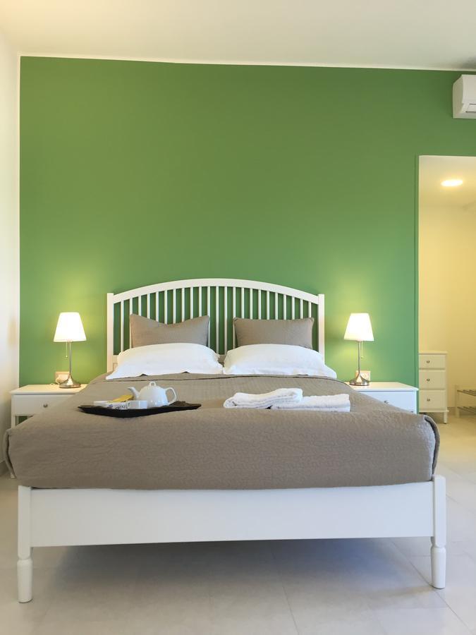 Isola Charm - A Historic Near Punta Del Pero Bed and breakfast 2*