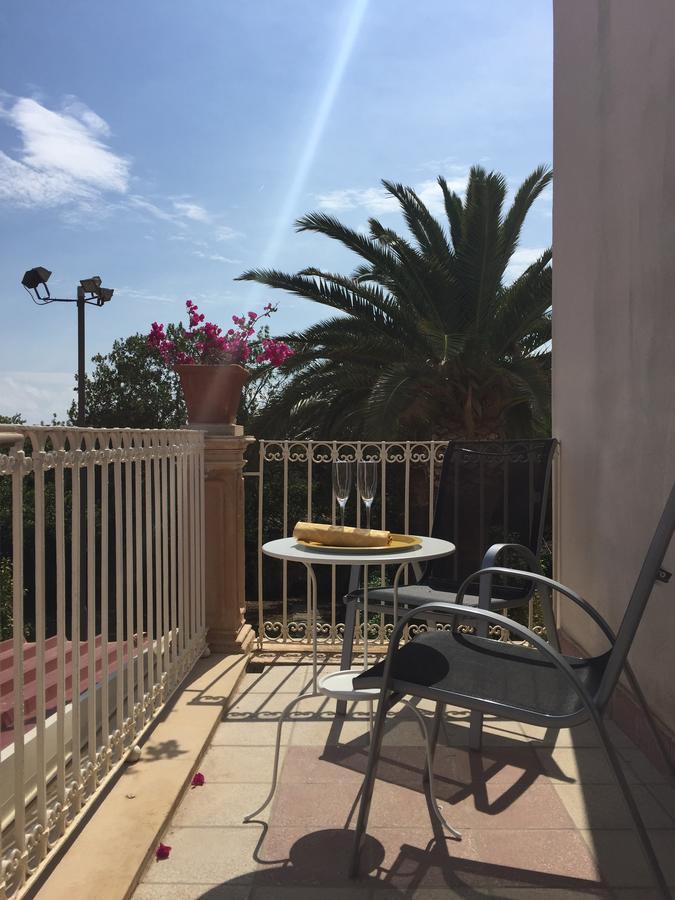 Isola Charm - A Historic Near Punta Del Pero Bed and breakfast 2*