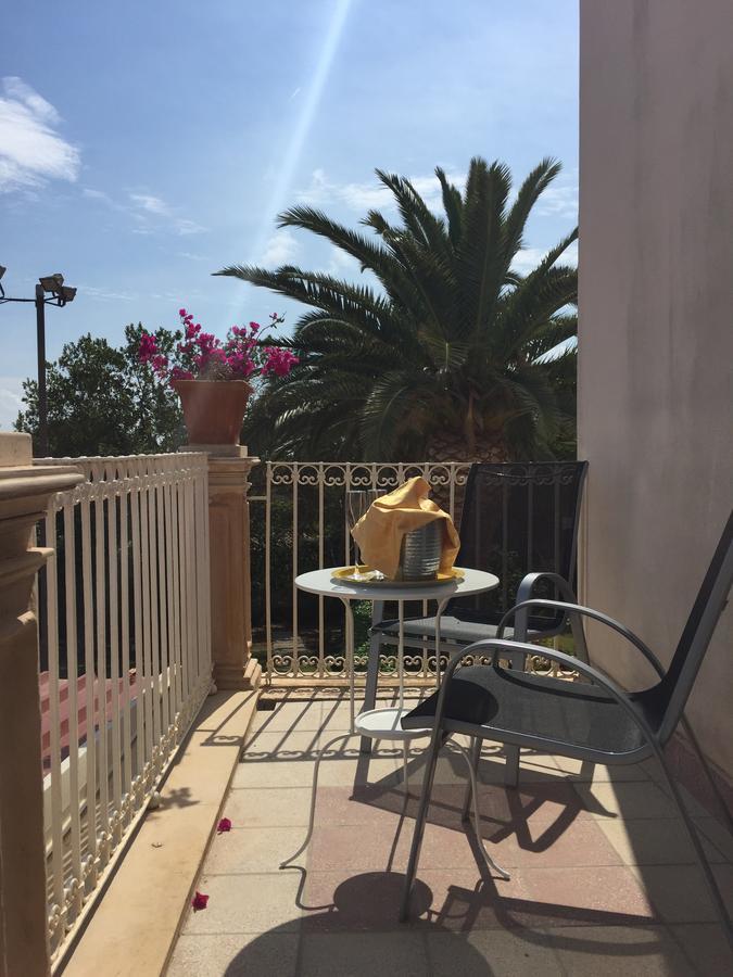 Isola Charm - A Historic Near Punta Del Pero Bed and breakfast 2*